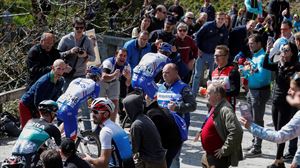 Ciclistas ascendiendo Izua