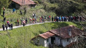Ciclistas ascendiendo Izua