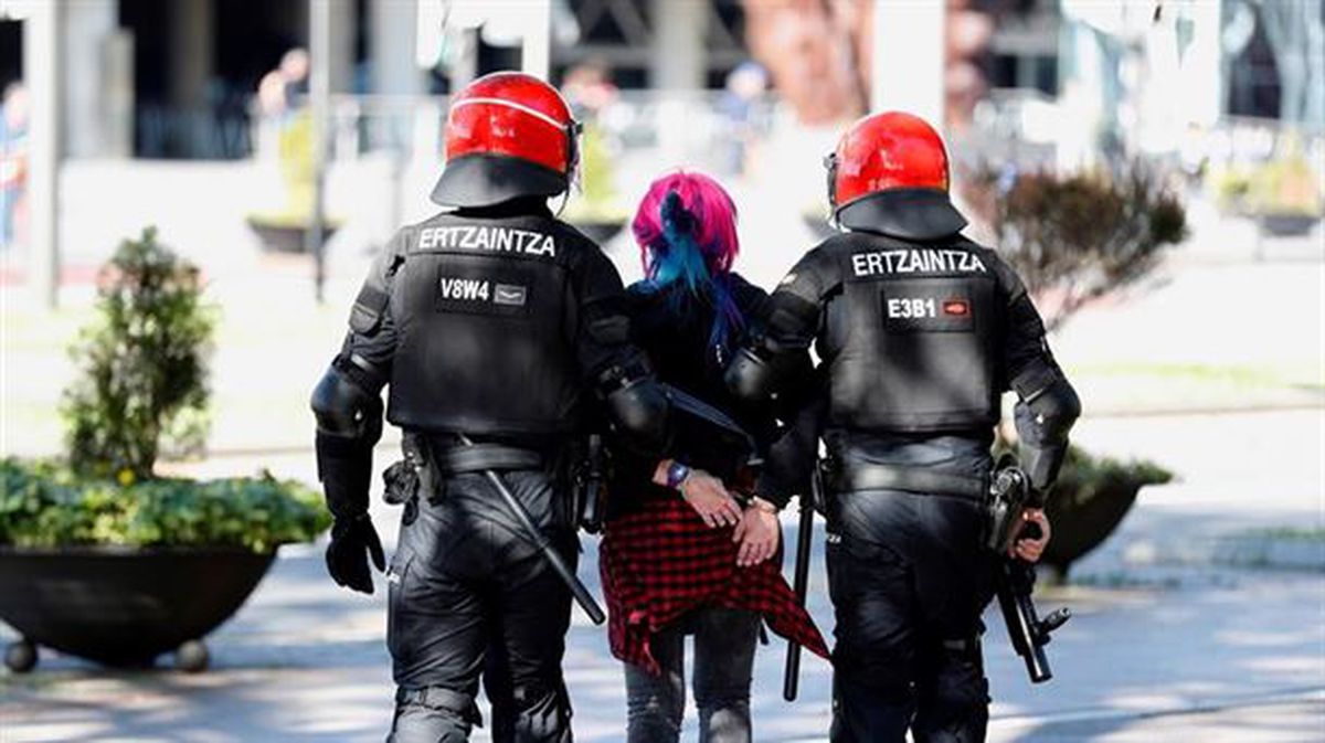 La Ertzaintza se lleva detenida a una persona en Bilbao.