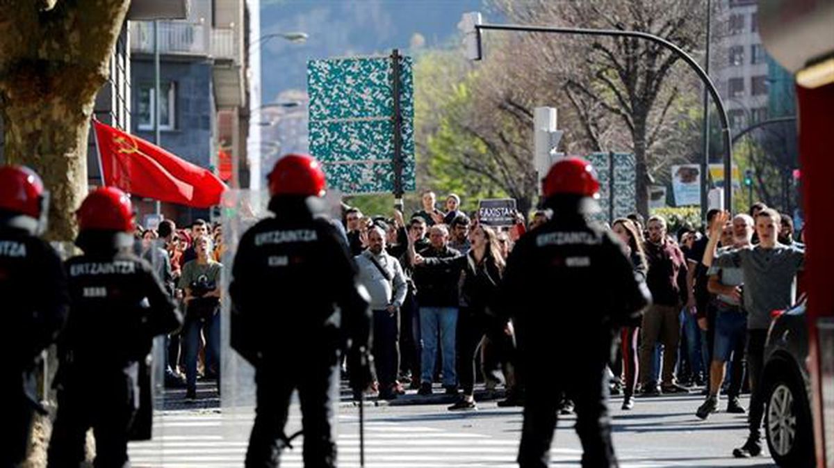 Agentes de la Ertzaintza frente a los manifestantes el pasado abril.