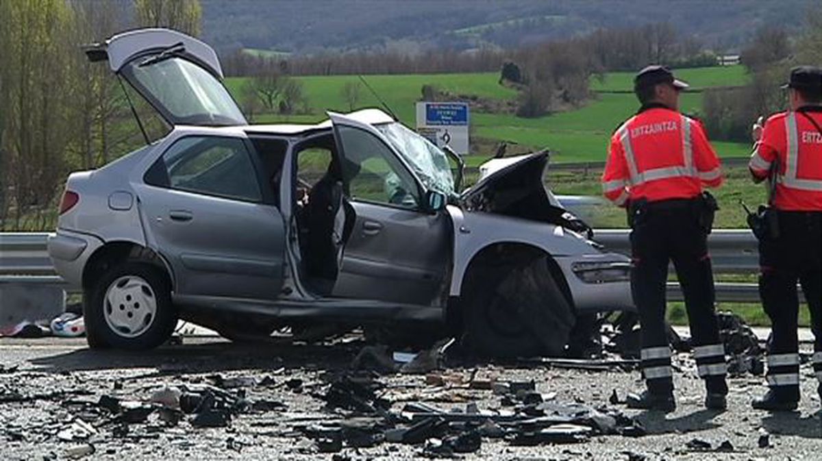 Hiru autoren arteko istripuan pertsona bat hil egin da