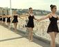 La barandilla de la Concha de Donostia vuelve a convertirse en una barra de ballet