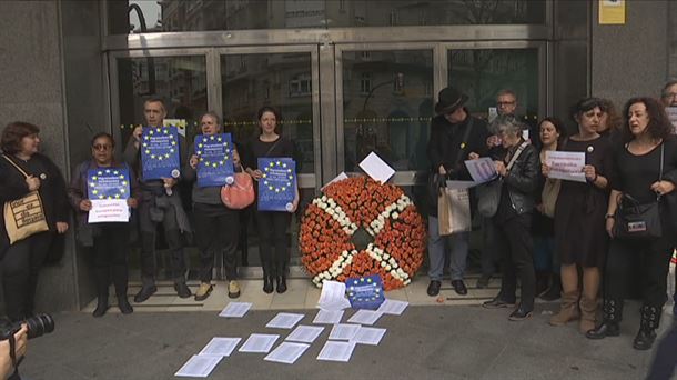 Depositan una corona de flores ante la Oficina de Extranjería de Bilbao