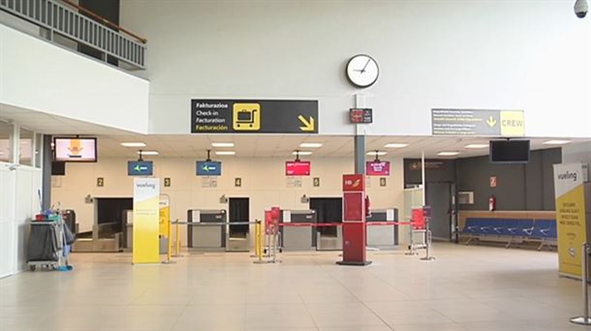 Mostradores vacíos en el Aeropuerto de Hondarribia. 