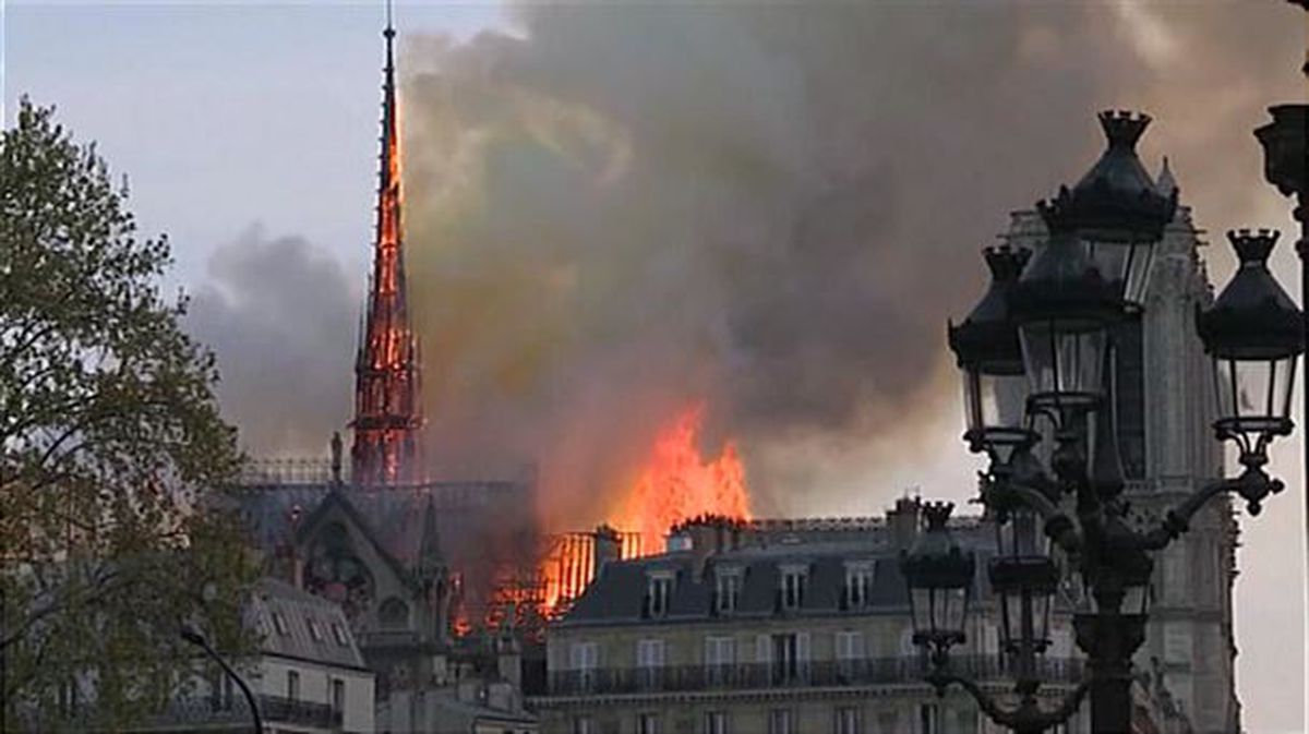 Cae la aguja central de la catedral de Notre Dame de París tras el incendio