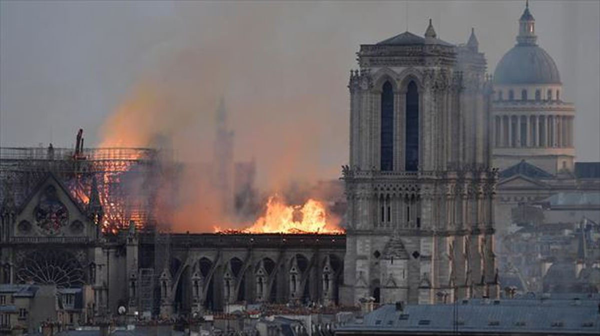Sute handia piztu da Notre Dameko katedralean, Parisen