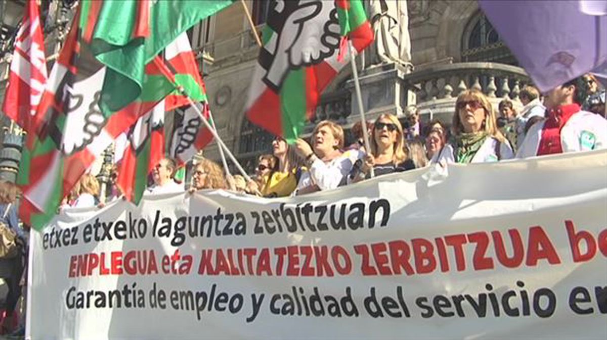 Las trabajadoras protestan ante el Ayuntamiento de Bilbao