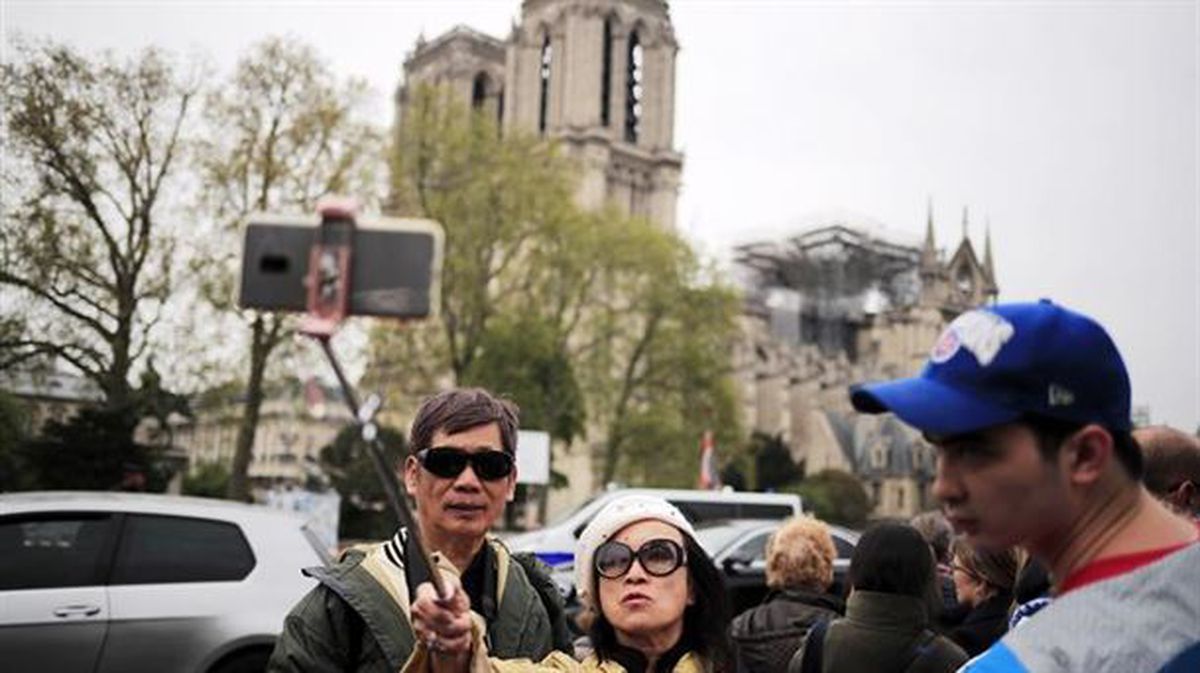 Turistak kiskalitako Notre Damean argazkiak ateratzen