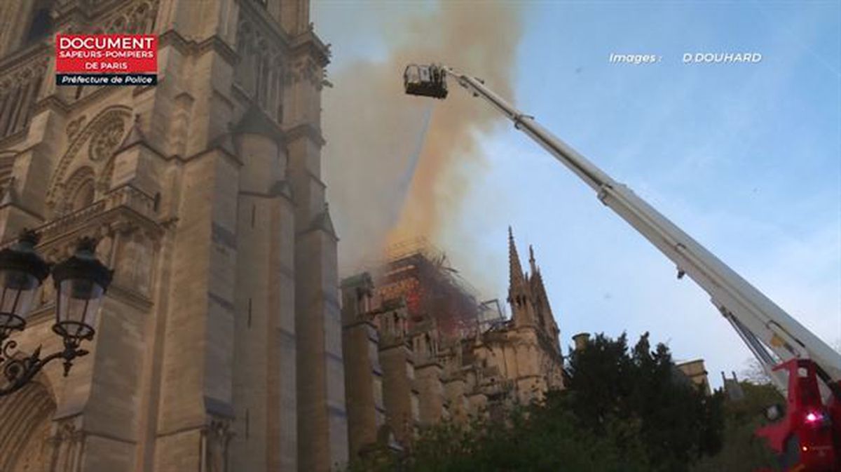 Bomberos en la extinción del fuego en la catedral de Notre Dame