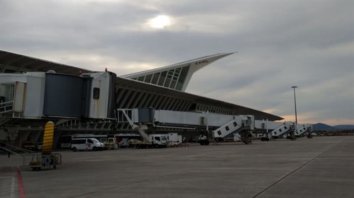 El aeropuerto de Bilbao, sin aviones en 'fingers' por la huelga de los trabajadores.