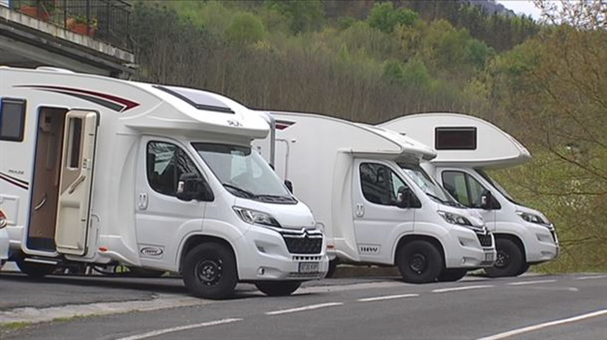 Asociaciones hosteleras de Bizkaia y Gipuzkoa piden poner coto a las autocaravanas