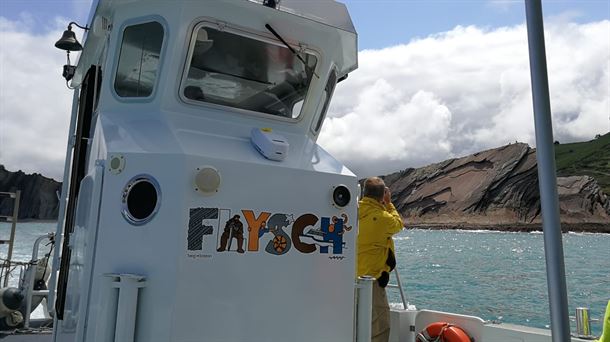 Embarcación de Begi-Bistan haciendo el recorrido del Flysch desde Zumaia hasta Mutriku