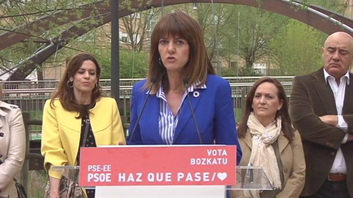 Idoia Mendia en un acto político en el barrio de Zabalgana de Vitoria-Gasteiz