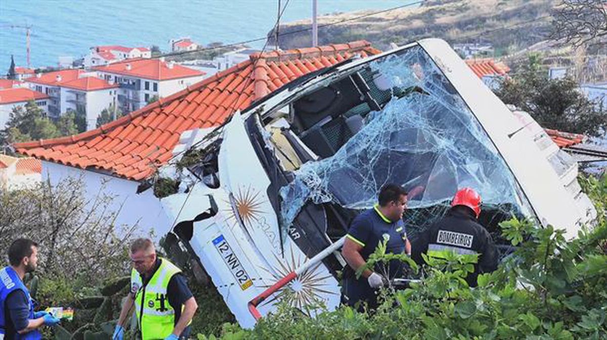 Imagen del accidente de autobús en Madeira (Portugal)