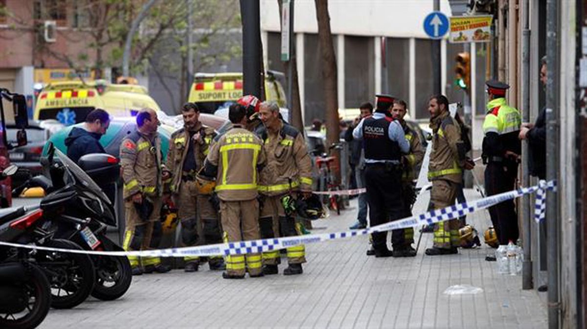 El fuego en un piso de L'Hospitalet ha quedado extinguido en apenas 35 minutos.