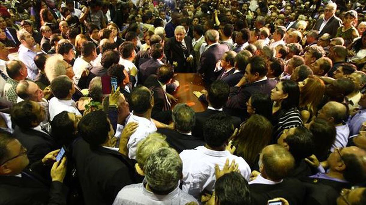 Una multitud arropa al expresidente peruano