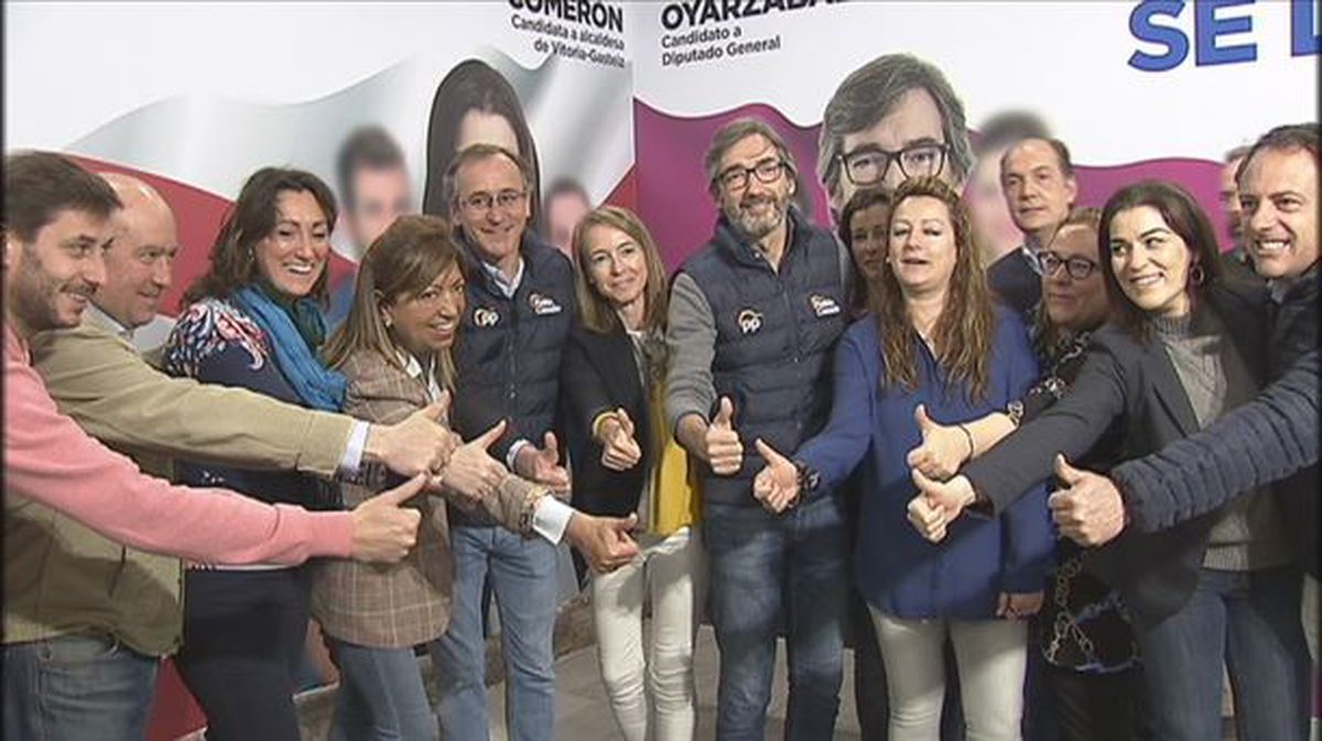 Alfonso Alonso e Iñaki Oyarzabal con los candidatos alaveses del PP