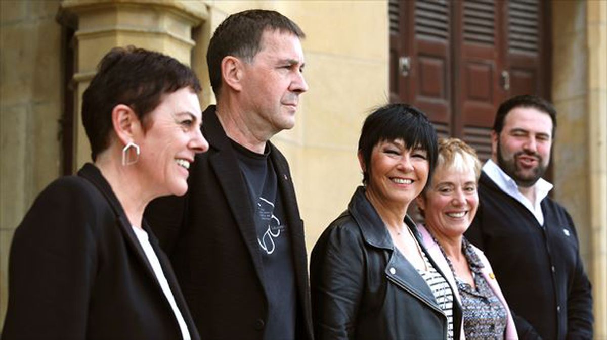 Aizpurua, Otegi, Iriarte, Pozueta e Iñarritu, durante un acto de EH Bildu.