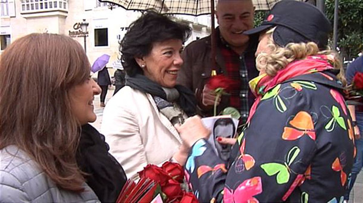 Isabel Celaá conversa con una simpatizante en Vitoria-Gasteiz