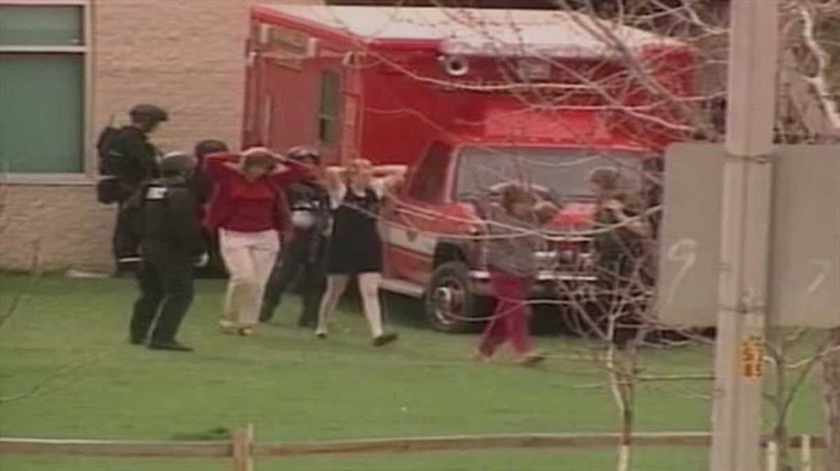 Imagen de la matanza de Columbine, ocurrida hace 20 años