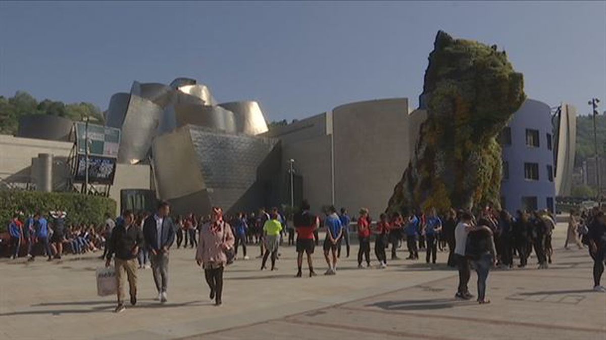 Bilboko Guggenheim Museoa, jendez gainezka