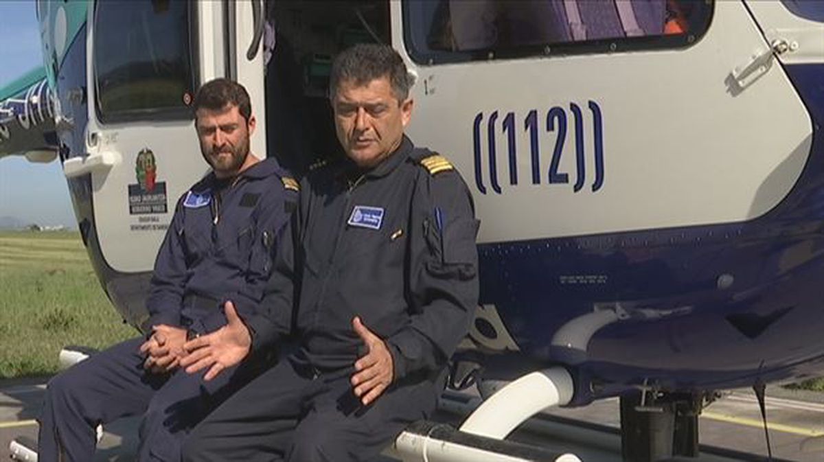 Dos técnicos de Osakidetza, junto al helicóptero