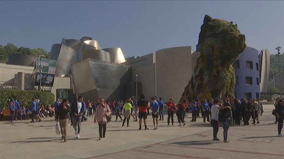 Imagen de los turistas enfrente del Museo Guggenheim
