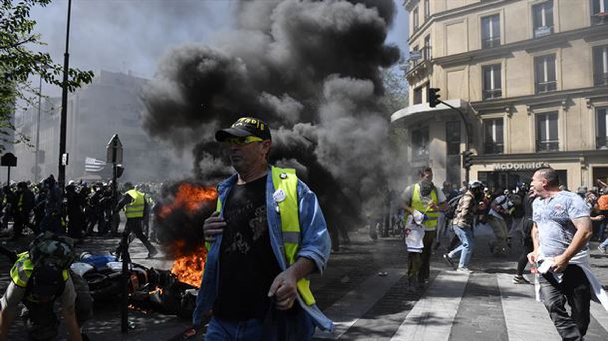 'Txaleko horien' protesta, Parisen. Argazkia: Efe