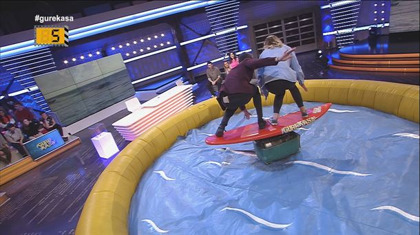 Surf-taula zoroaren gainean, zutik eutsi nahian: Nadia eta Julen Vs. June eta Antton