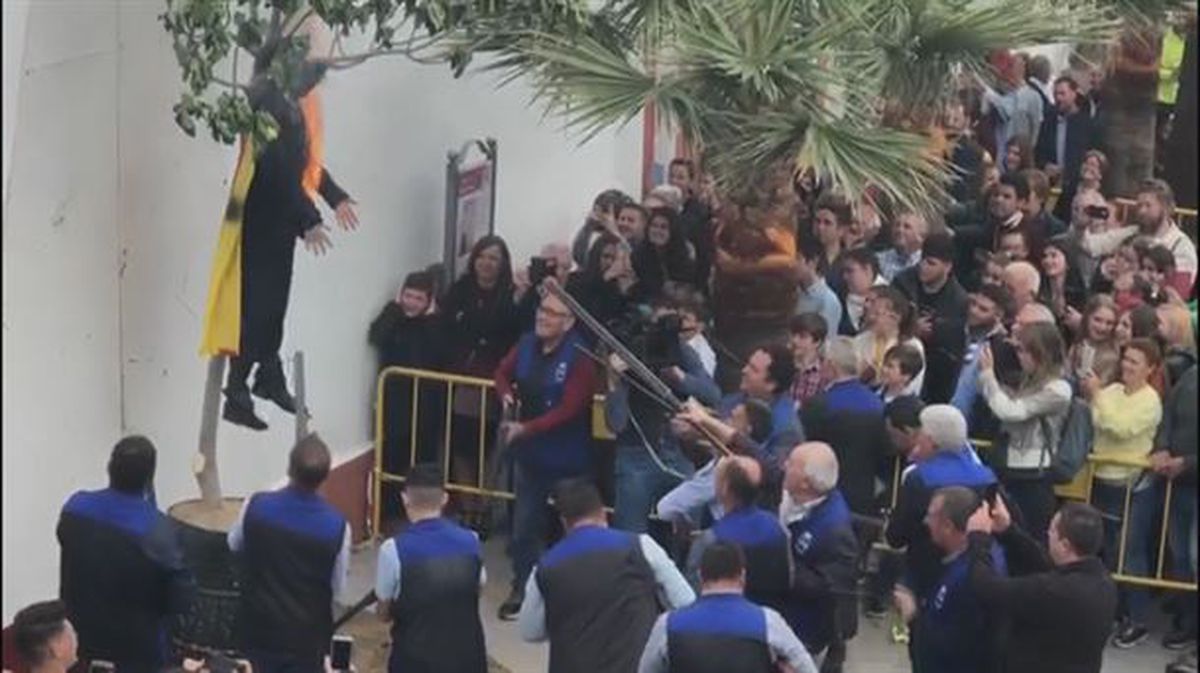 Puigdemonten irudia duen panpin bat erre dute Coripen