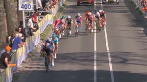 Fuglsang y Alaphilippe pagan caro su 'juego de vigilancia' y Van der Poel les supera