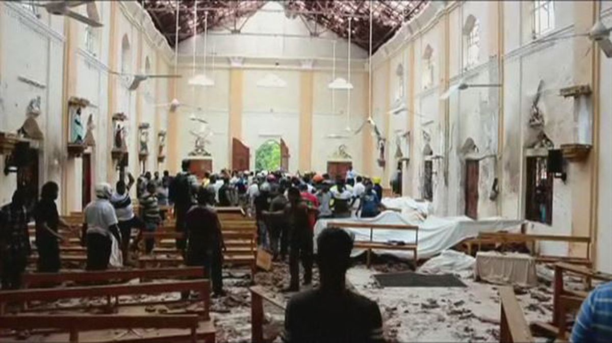 Varios policías inspeccionan una de las iglesias atacadas en Sri Lanka. 