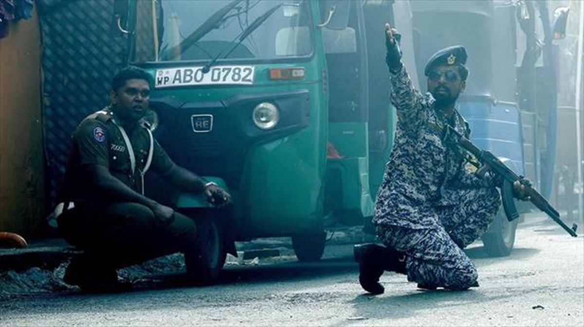 Soldados durante la detonación controlada de unos explosivos en Colombo, Sri Lanka