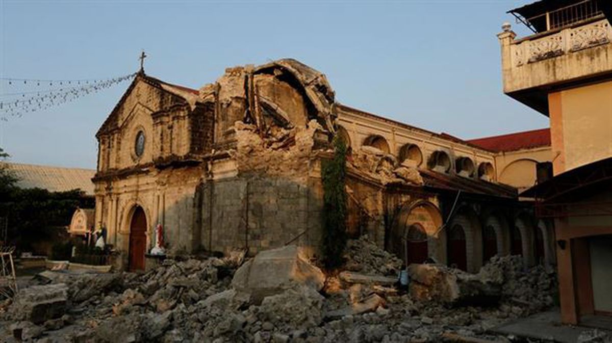 Iglesia derruida por el terremoto en Filipinas