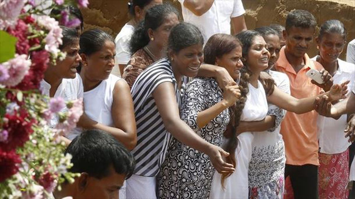 Sri Lankako atentatuen biktimen senitarteko eta lagunak, negarrez. 