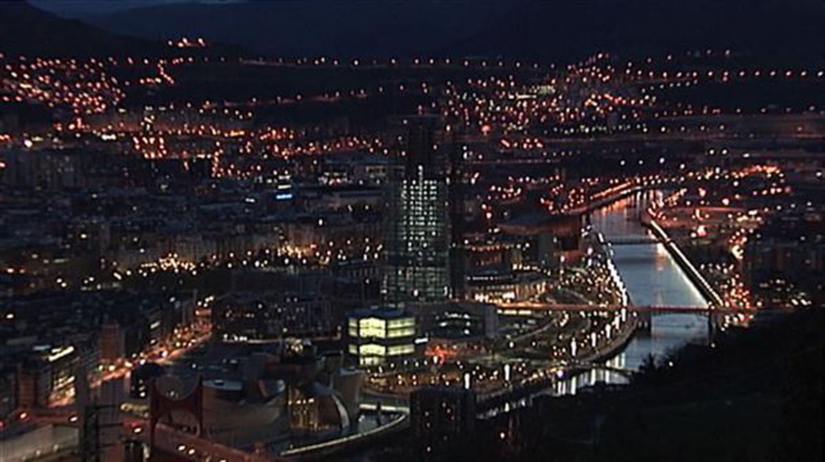 Imagen desde el aire de noche de Bilbao