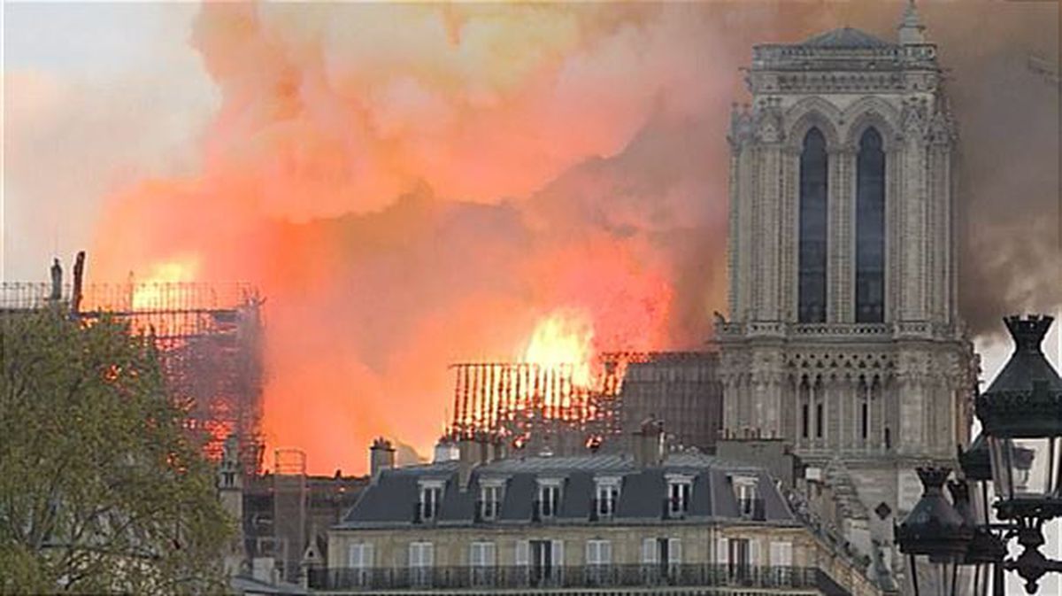 Trabajos de consolidación en la fachada de la Catedral de Notre Dame en París (Francia).