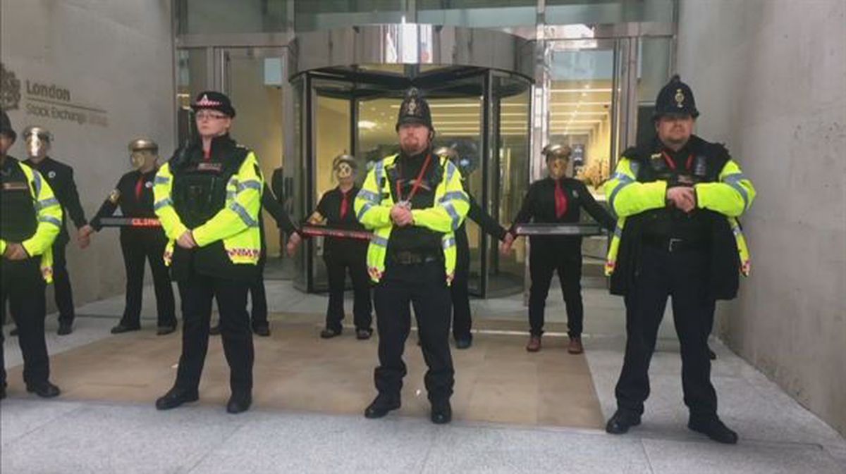 Ecologistas bloquean la entrada de la bolsa de Londres