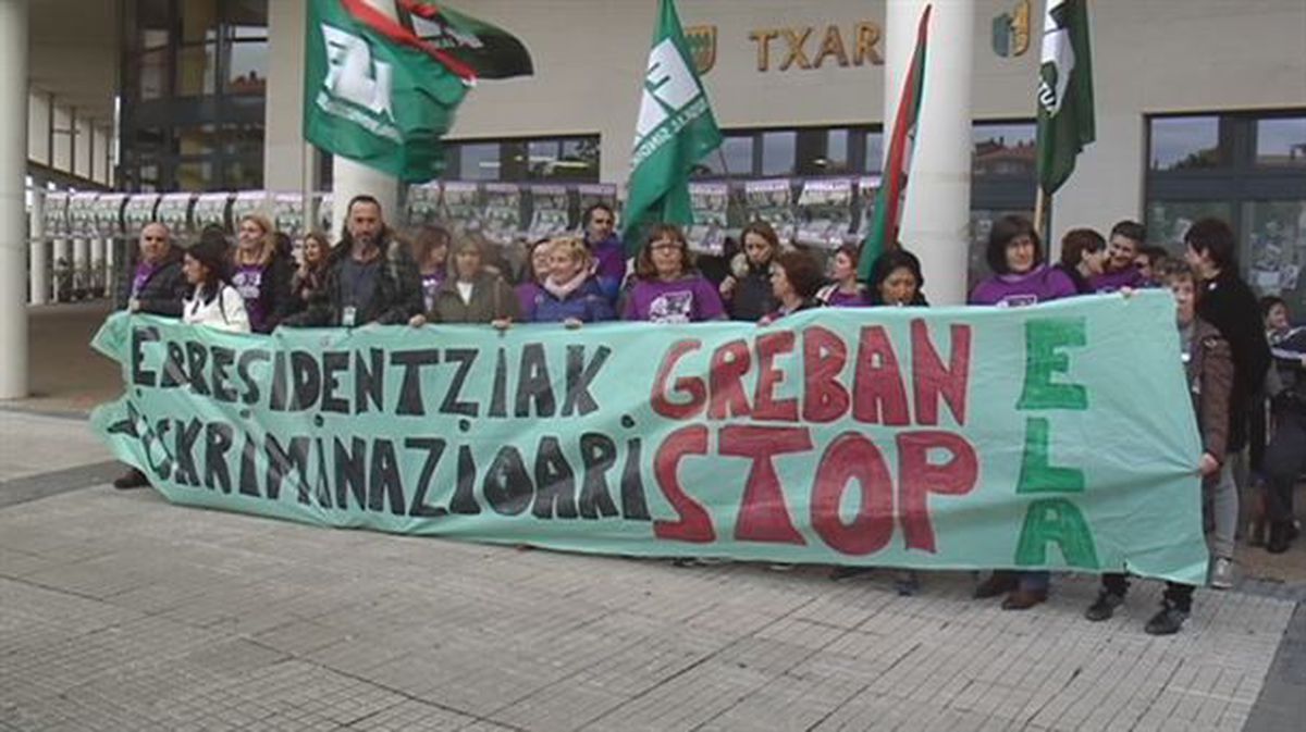 Imagen de archivo de una protesta de las trabajadoras de las residencias de Gipuzkoa.