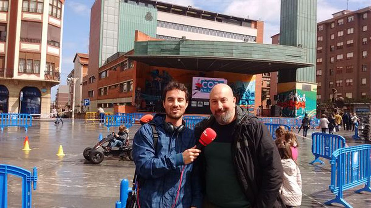 Jon Ander Malda con Gorka Santibañez, uno de los organizadores del club de balonmano del Zuazo      