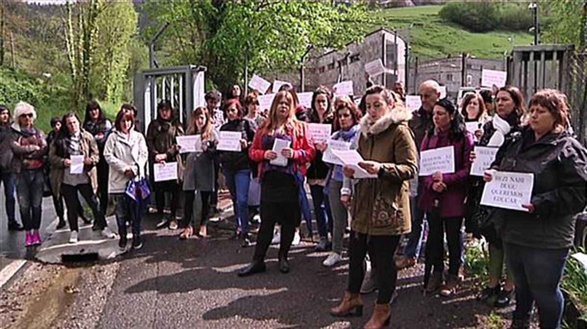 Protesta frente a la entrada del centro de internamiento de Ibaiondo, en Zumarraga (Gipuzkoa)