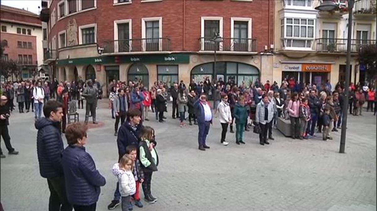 Gernika se paraliza ante el sonido de la sirena antiaérea a las 15:45h 