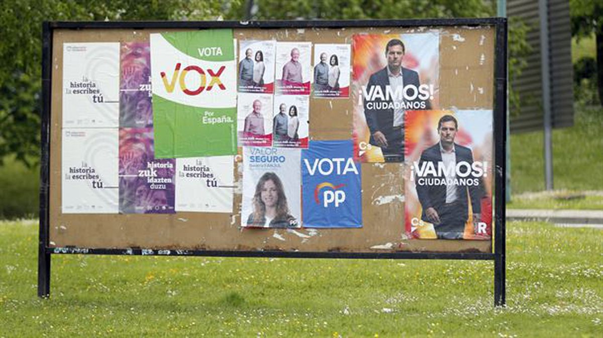 Carteles electorales durante la campaña de abril. Foto: EiTB