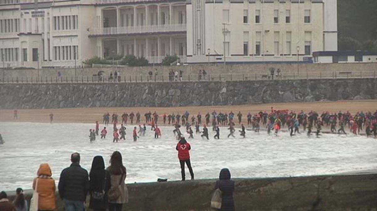 Cerca de 300 personas han tenido que correr y nadar para intentar conseguir una plaza