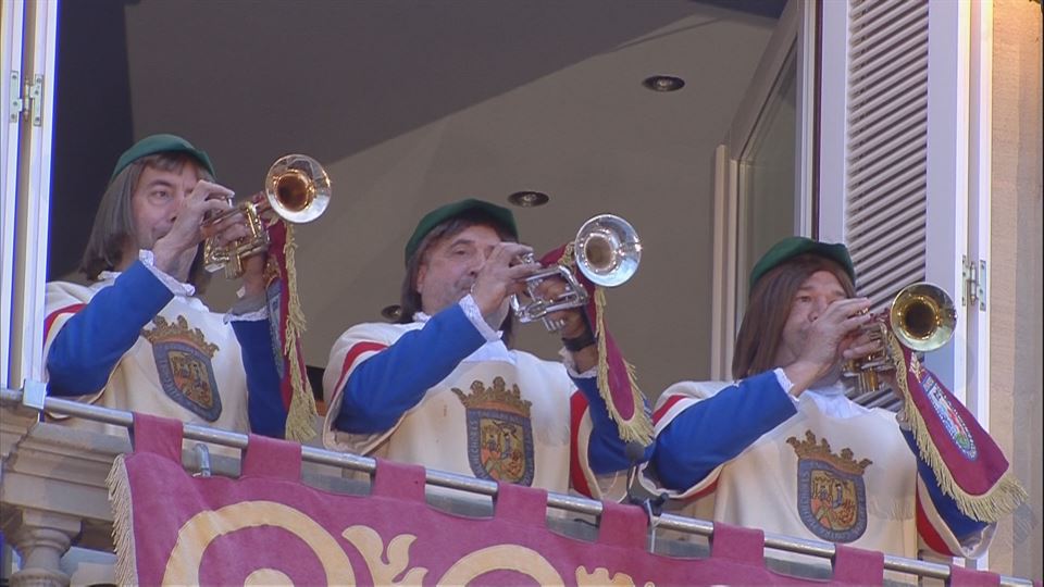 Los tradicionales sonidos de la retreta llaman a la fiesta en Vitoria. (Foto: EiTB)