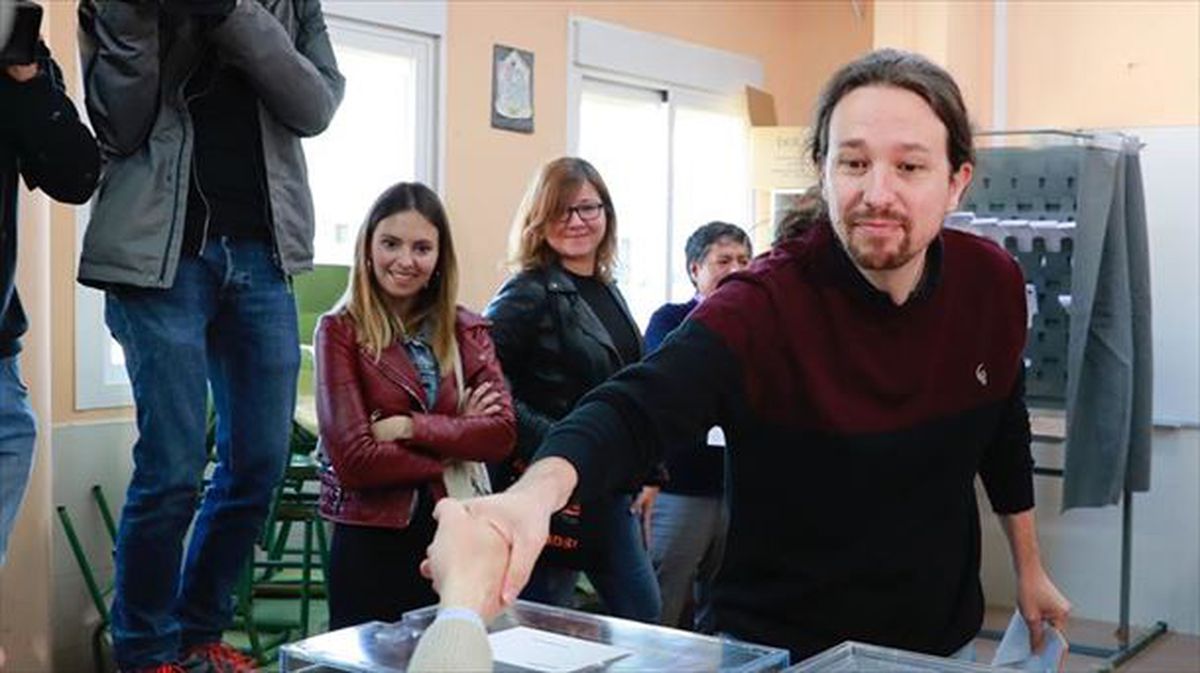 Pablo Iglesias vota a primera hora en Galapar, Madrid