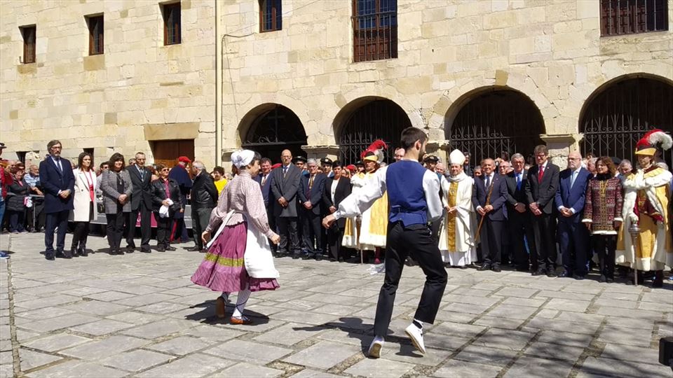 Desde primera hora los alaveses se han acercado a  Armentia. (Foto: Radio Vitoria)