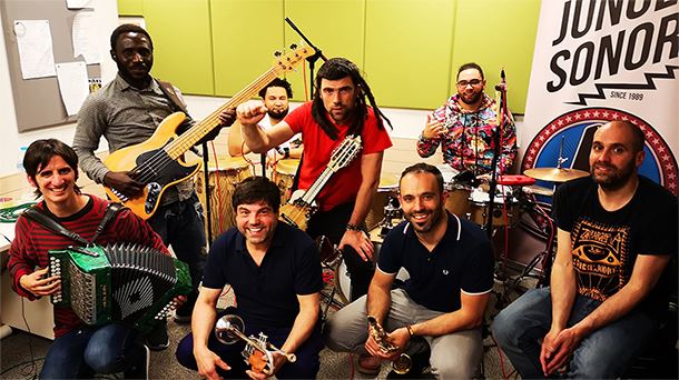 Sesión junglera del grupo de euskal cumbia Radio Revolución. Esta formación nació en Londres 