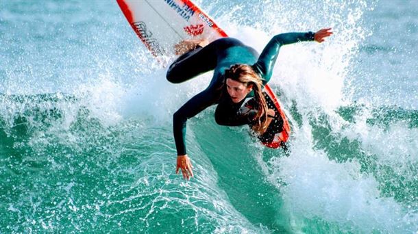 Leticia Canales sobre su tabla de surf, entrenando y compitiendo sin descanso hasta los JJOO 2020