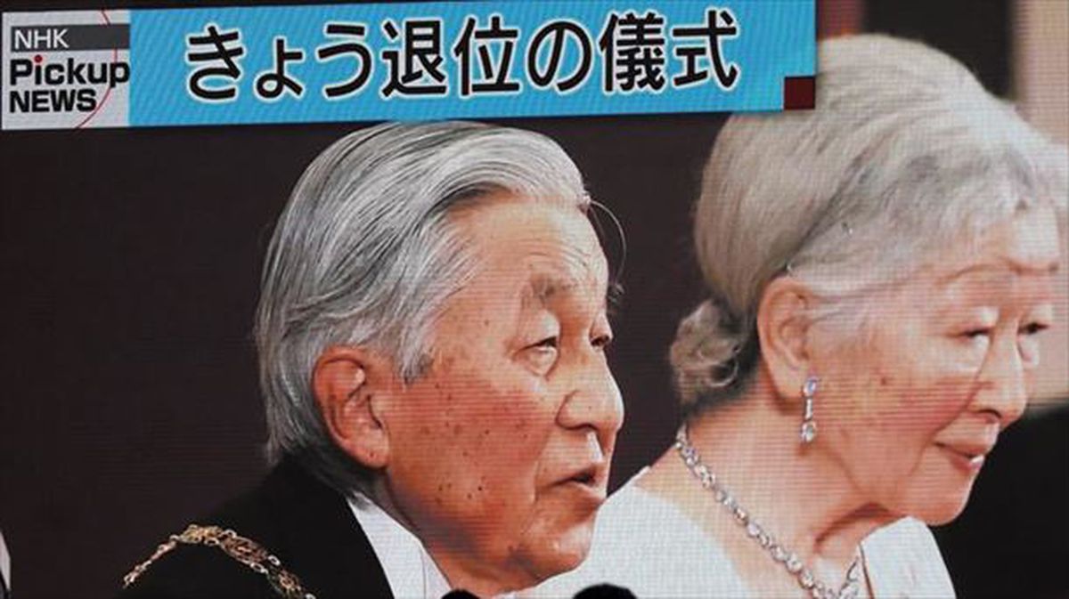 Una pantalla gigante retransmite la abdicación del emperador de Japón Akihito